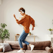 FlexFix-Frau-tanzt-auf-Sofa-Boden FlexFix-Frau-tanzt-auf-Sofa-Boden